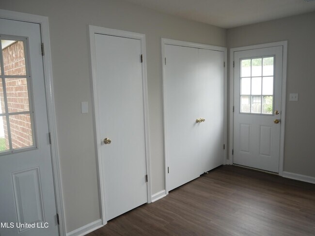 Building Photo - 6525 Lynnfield Rd