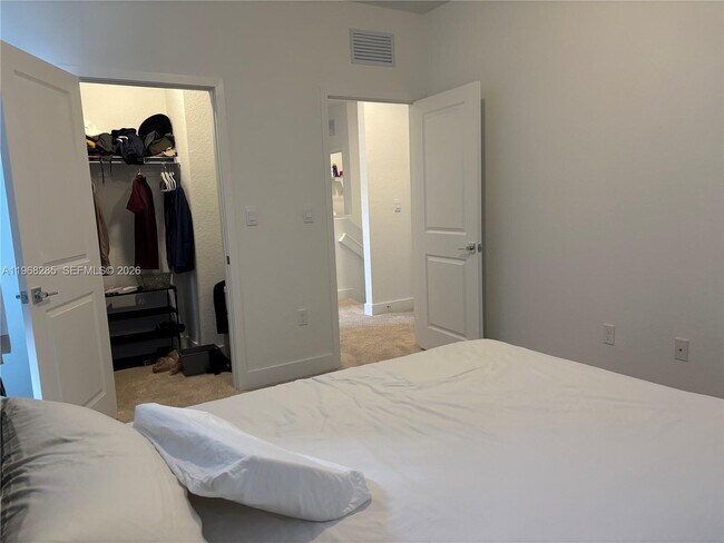 Building Photo - 146 SW 170th Ave