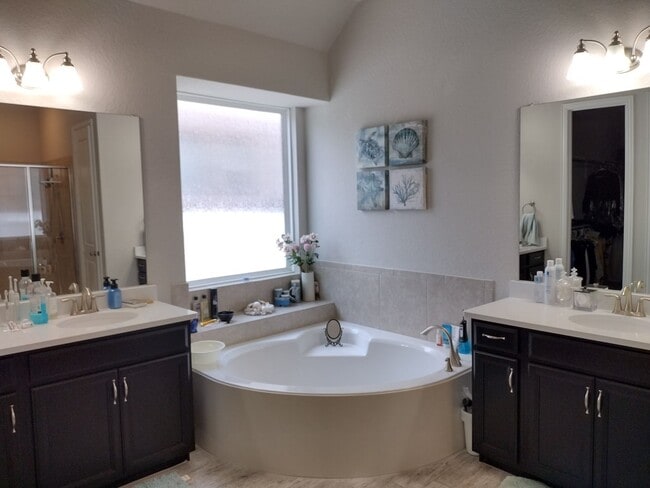 Building Photo - Beautiful 4 bedroom with a pool!!!