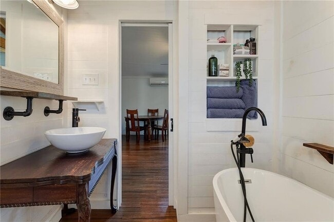 Building Photo - 3113 Bayou View Dr