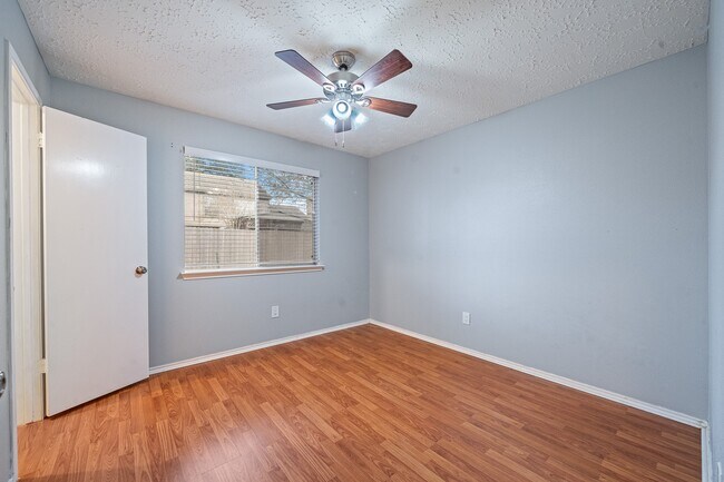 Building Photo - 18123 Lake Bend Dr