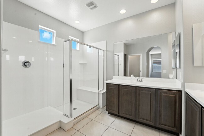 Building Photo - Welcome to this stunning 3-bedroom, 2-bath...