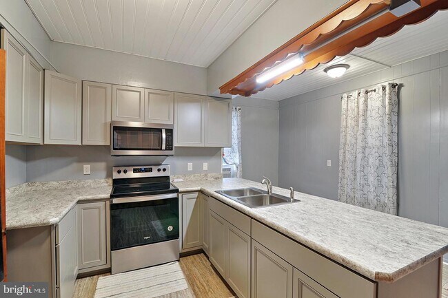 Building Photo - 1579 Fast Landing Rd