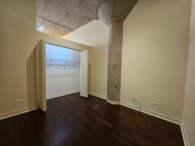 Building Photo - 320 E 21st St