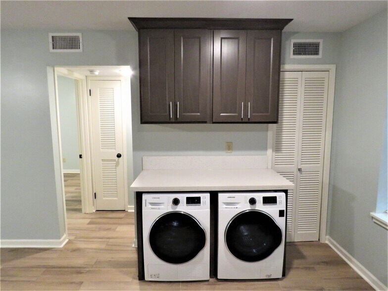 Building Photo - 509 E 7th St