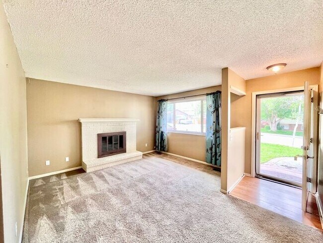 Building Photo - Charming Cottage-Style Ranch with Private ...