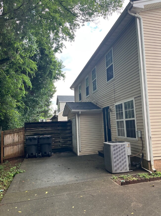 Building Photo - "Charming 2-Bedroom Townhouse with 2.5 Baths in Murfreesboro – Spacious 1,290 Sq Ft Living!"