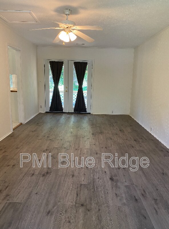 Building Photo - 325 Comet Dr