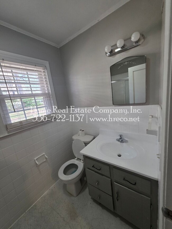 Building Photo - 525 Lester Ln