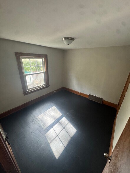 Building Photo - 9520 Marah Ave