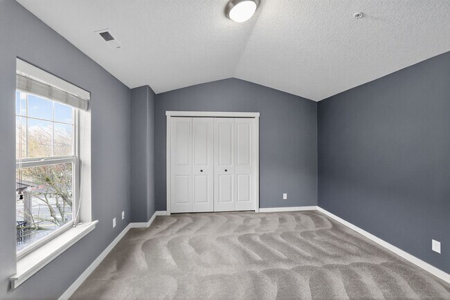 Building Photo - 7993 NE Rockne Way