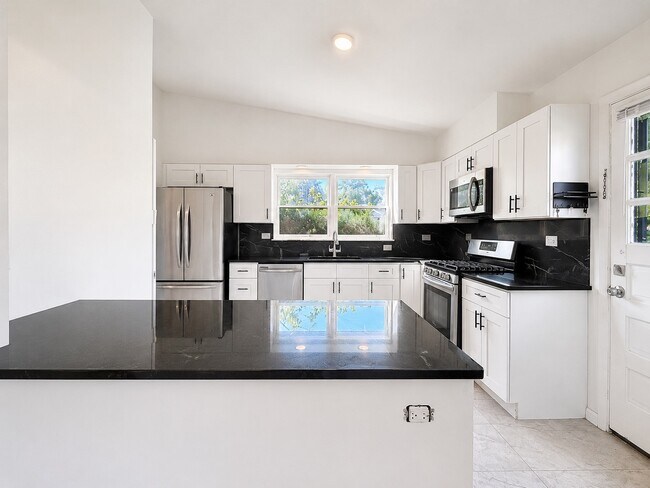 Building Photo - 406 Sunset Dr