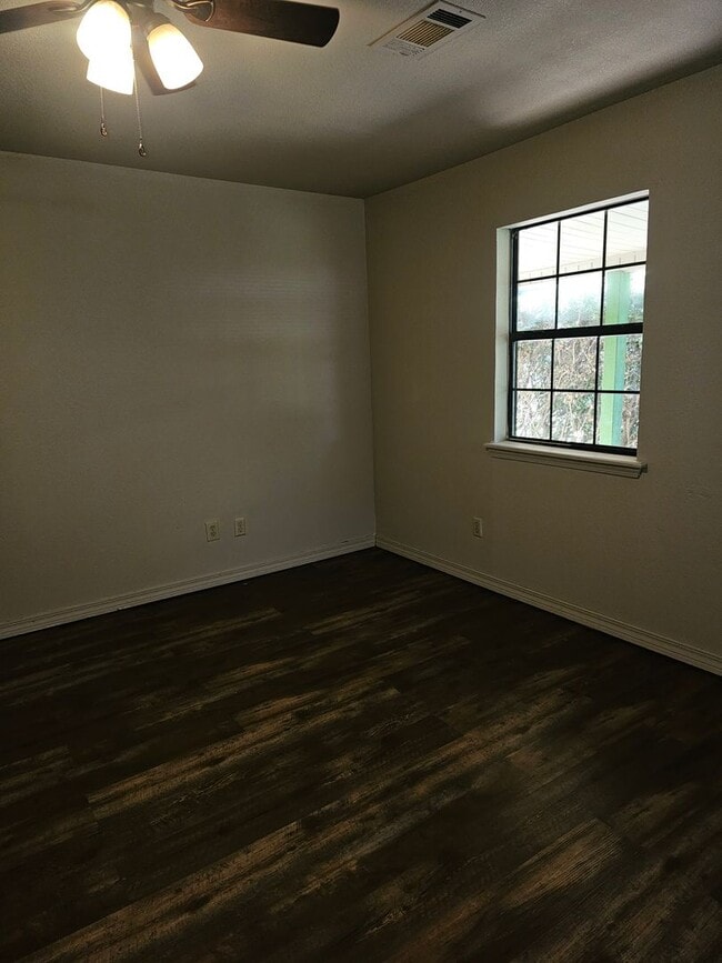 Building Photo - 1243 Charles Dr