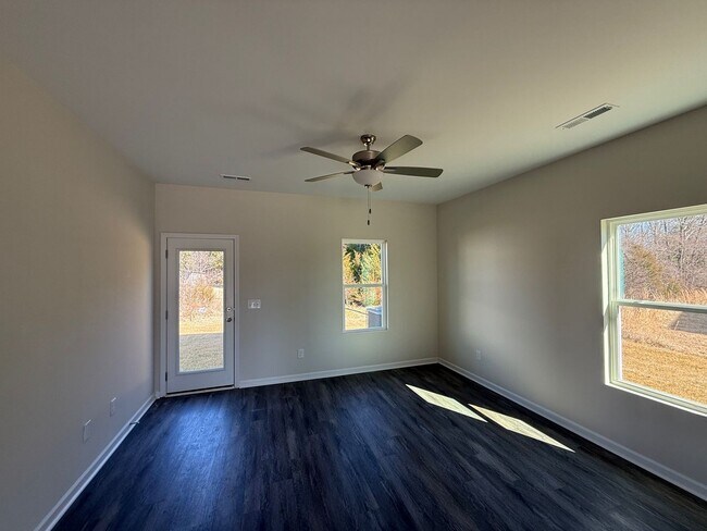 Building Photo - Three bedroom, 2.5 bath townhome in Whitsett