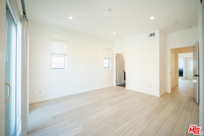 Building Photo - 246 N Dillon St