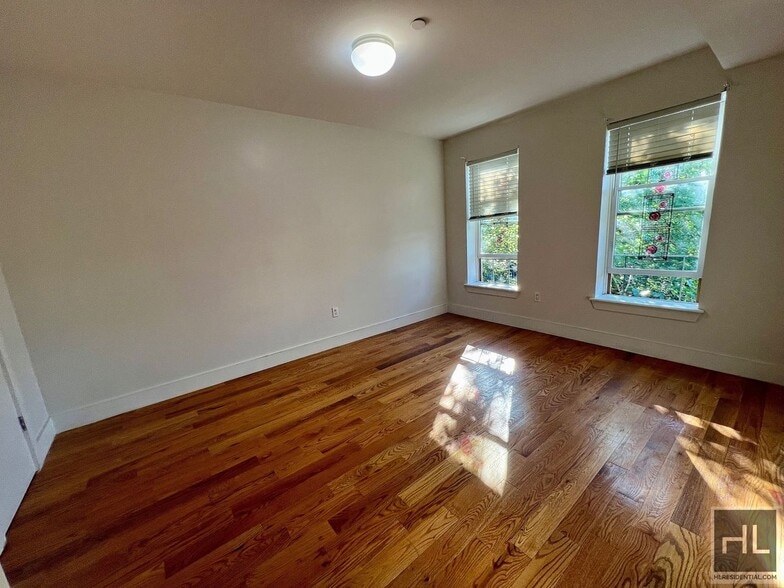 Building Photo - 2BR 1BA w/ Balcony & In Unit Laundry In Bushwick