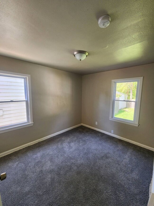 Building Photo - Charming 3-Bedroom Property in Prime Location