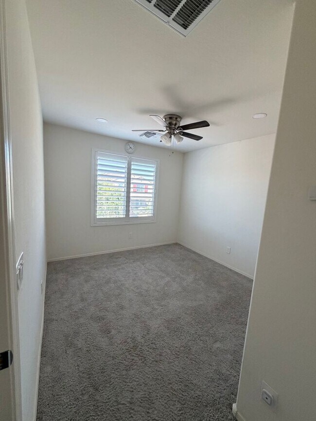 Building Photo - 3 bedroom 3 bath Home