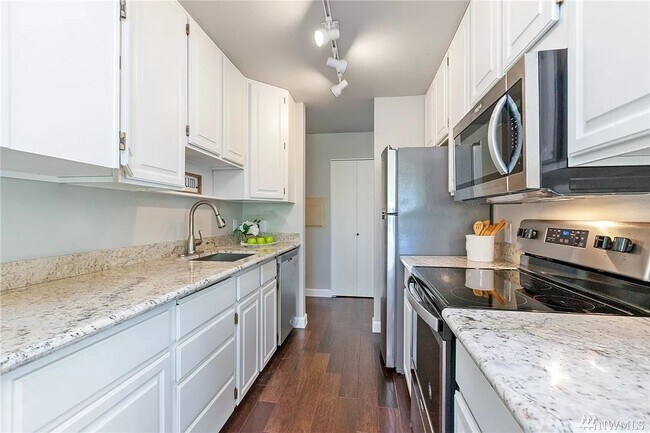 Kitchen - 9800 Roosevelt Way NE