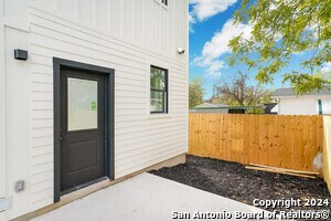 Building Photo - 423 N Mesquite St
