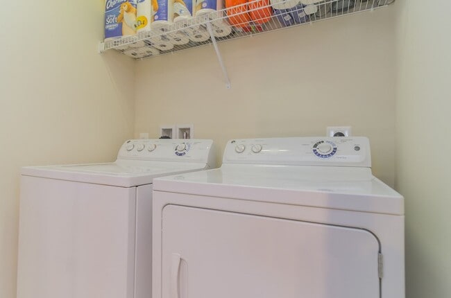 Building Photo - Beautiful and within walking distance to a...