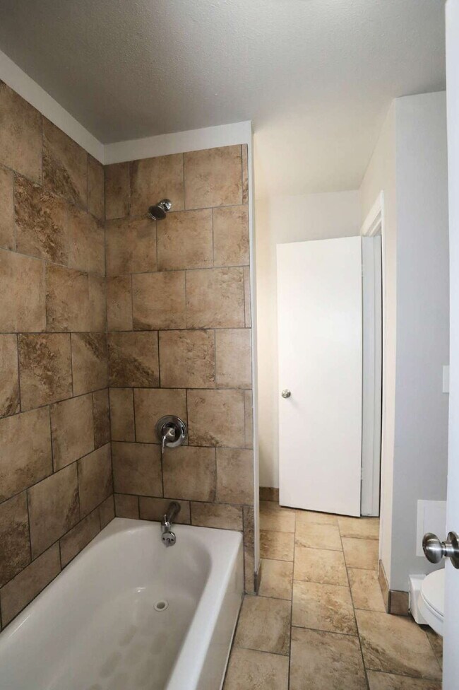 Building Photo - Updated & Clean 2BR Condo - Utilities Included - Laundry, Parking & Pool