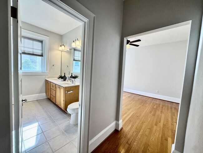 Building Photo - Amazing Garden-Style Condo Available NOW! ...