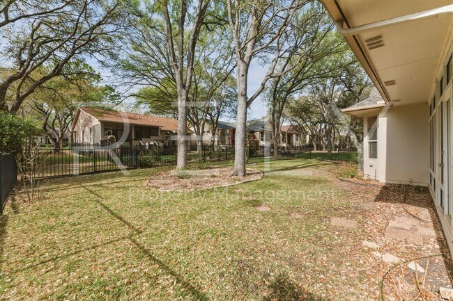 Building Photo - 280 Whispering Wind Dr