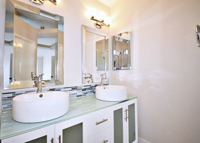 Building Photo - "Charming Oasis: 3-Bedroom Cathedral City Retreat with Pool, Fireplace, and Granite Kitchen!"