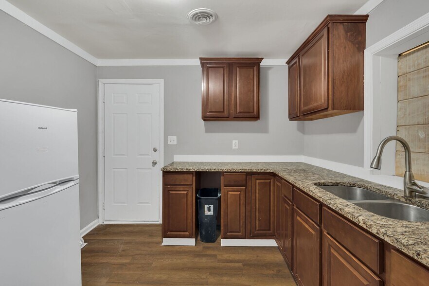 Building Photo - 3405 Gwen Dr