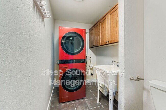 Building Photo - 4817 NE Holman St