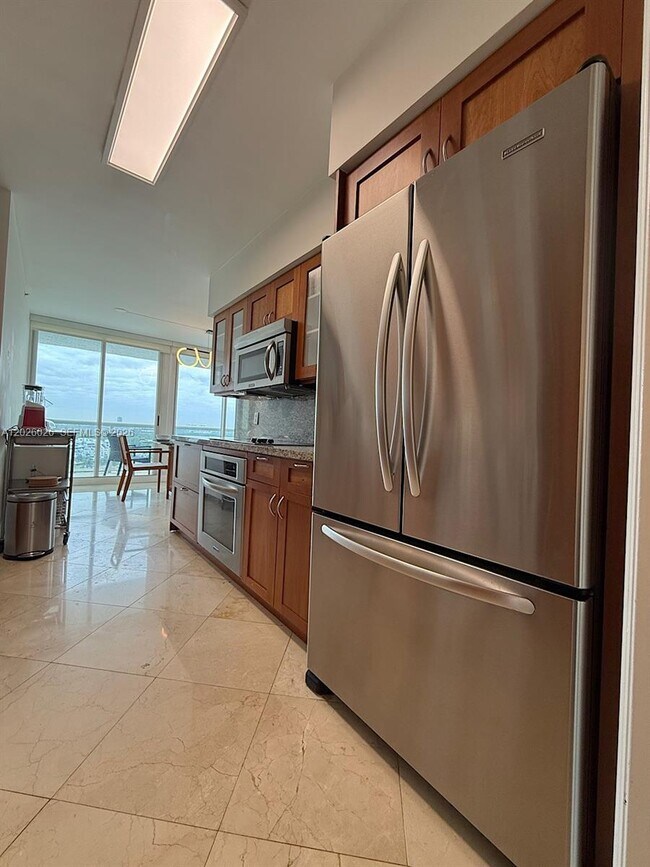 Building Photo - 16400 Collins Ave
