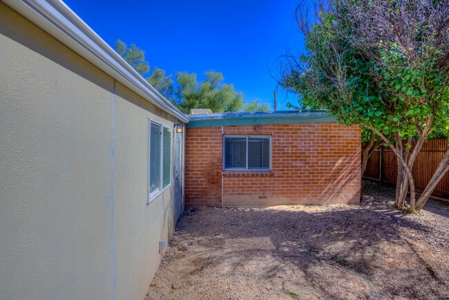 Building Photo - 2555 E Fort Lowell Rd