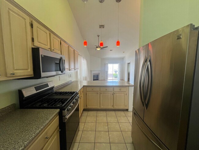 Building Photo - Sunny 2-Bed, 2-Bath in gated community!