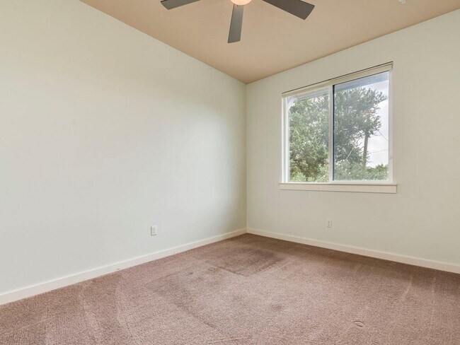 Building Photo - 4006 Valley View Rd
