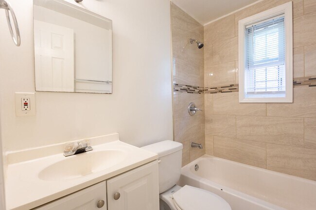 Building Photo - Charming 2 BR/1 BA Apartment in Washington...