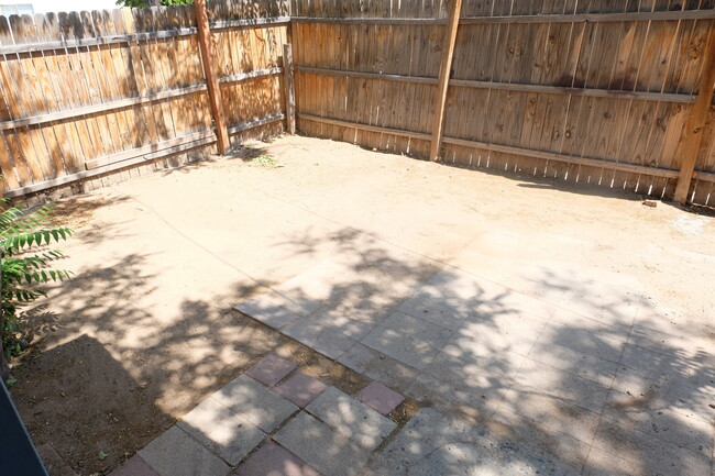 Building Photo - 512-512 1/2 Vassar Dr SE