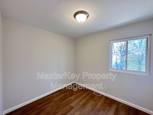 Building Photo - 2406 Quincy St