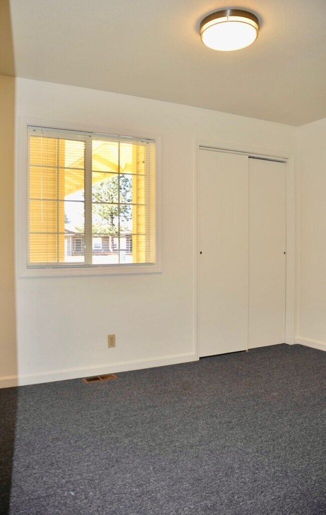 Building Photo - 2 bed 1 bath duplex Post Falls