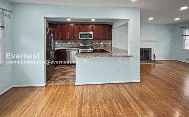 Building Photo - 3 Bed/3 Bath Home with Fenced Yard and Garage / Available Now!