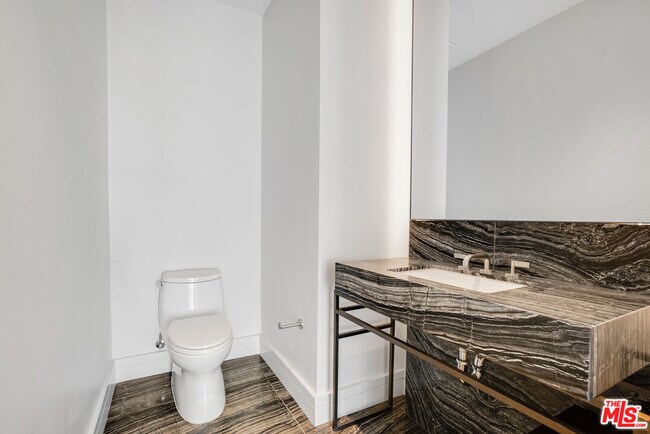 Building Photo - 211 Elm Ct