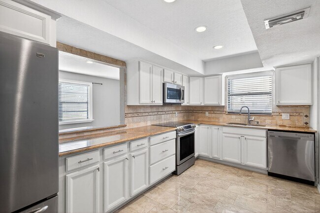 Building Photo - 2 Bedroom 2 Bath Condo with Community pool