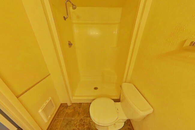 Building Photo - 1 Bedroom Apartment ~ Close to Campus ~ Ca...