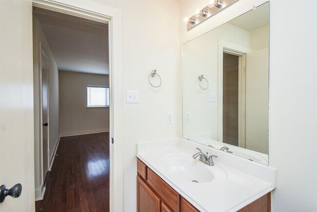 Building Photo - 5726 Silver Oak
