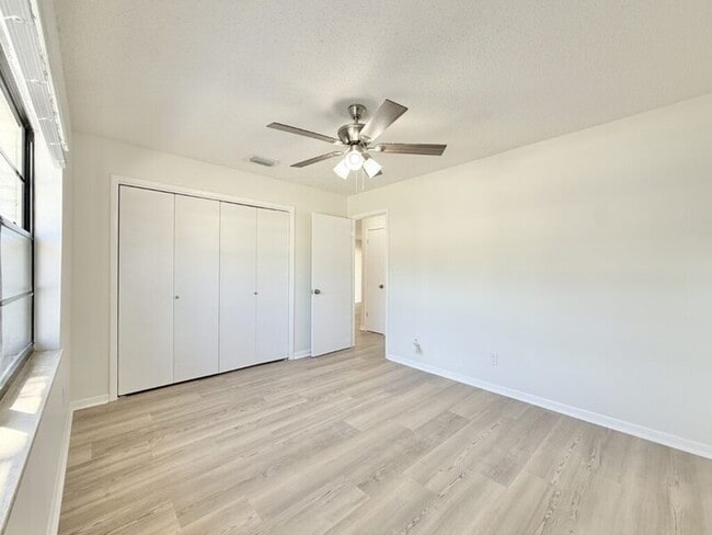 Building Photo - 5212 Peach Ave