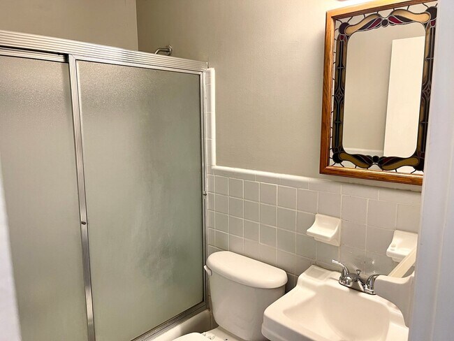 Building Photo - Welcome to this charming 4 bedroom, 2 bath...