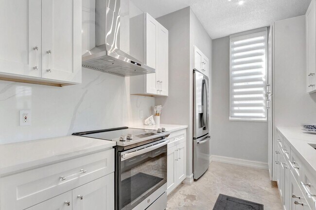 Building Photo - 3606 S Ocean Blvd