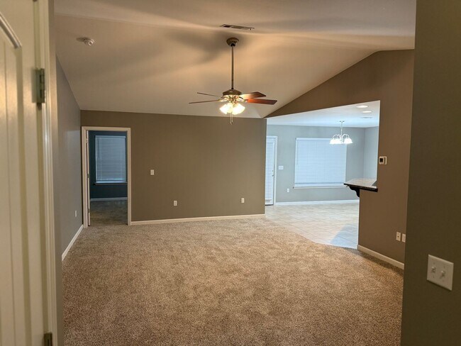 Building Photo - Charming home close to Turkey Creek, No HO...