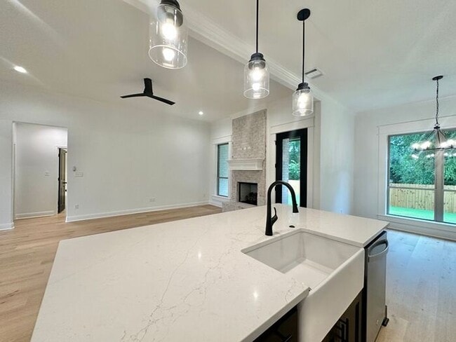 Building Photo - Available Now! Luxurious 3 Bedroom 2 Bath ...