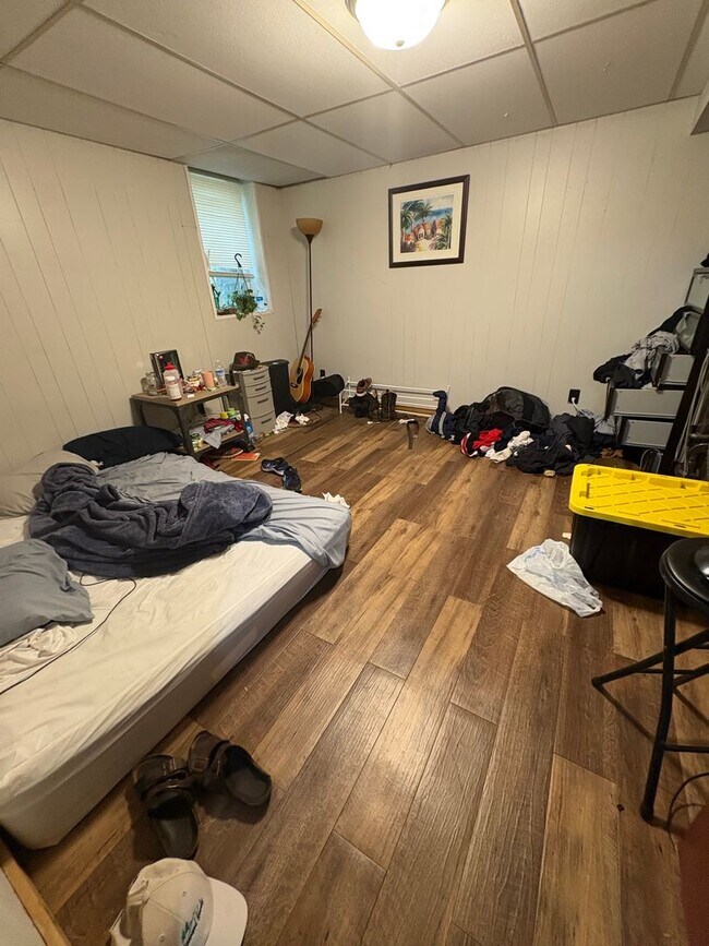 Building Photo - Large 4 Bedroom 1.5 Bathroom Apartment